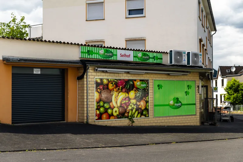 Ihr Frischmarkt Selhof in Bad Honnef – Eckansicht des Marktes mit Schaufenster voller frischem Obst und Gemüse